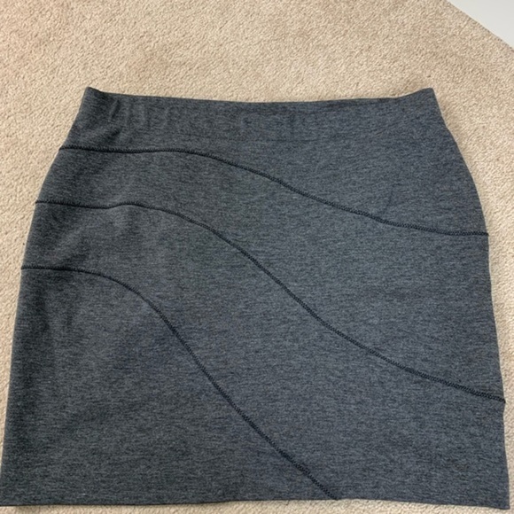 SimplyVera Vera Wang Gray Stretch Skirt Size Large - Picture 3 of 5